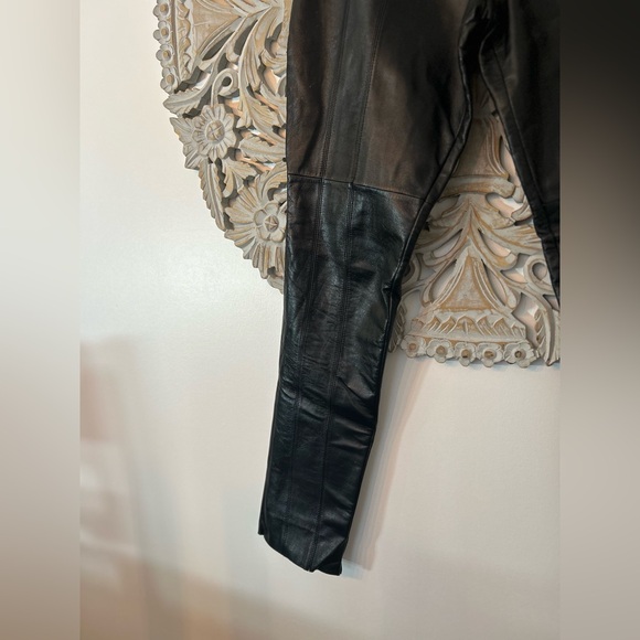 ISO Danier Black Leather Cropped Straight-Leg Pants with Zipper Detail - Size 8 - Picture 6 of 15